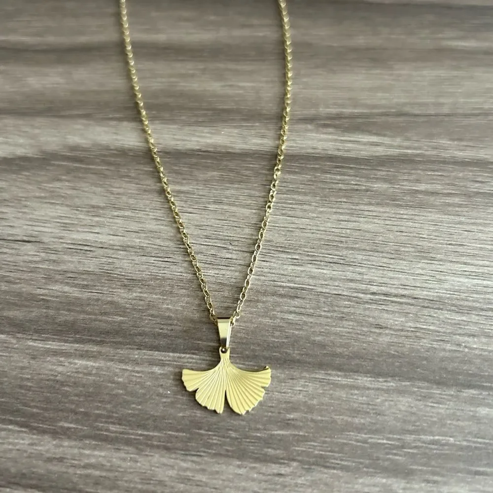 Elegant Gold Pendant NecklaceQ433